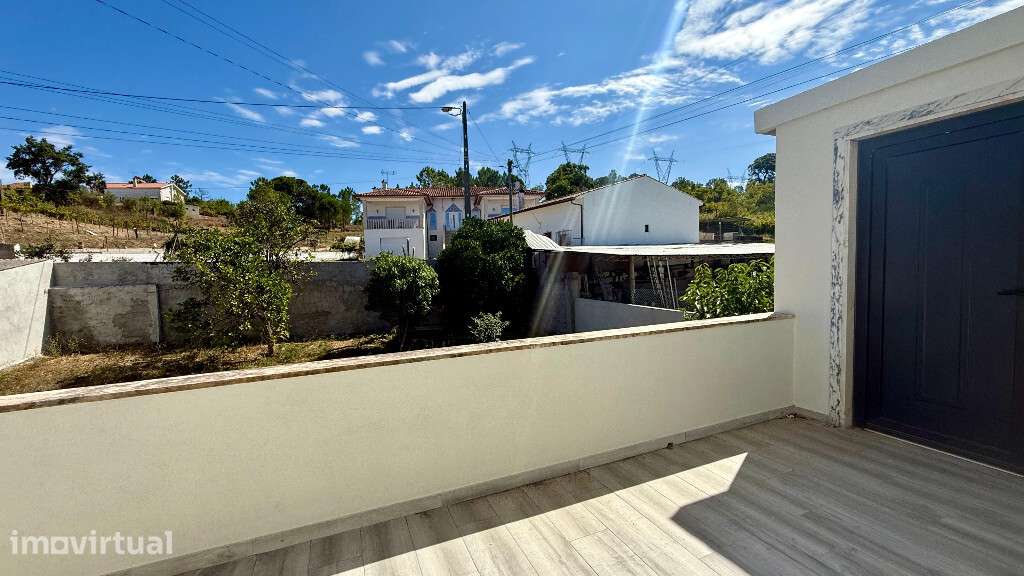 Moradia Isolada T5 com garagem em zona de Santa Clara - Grande imagem: 5/26