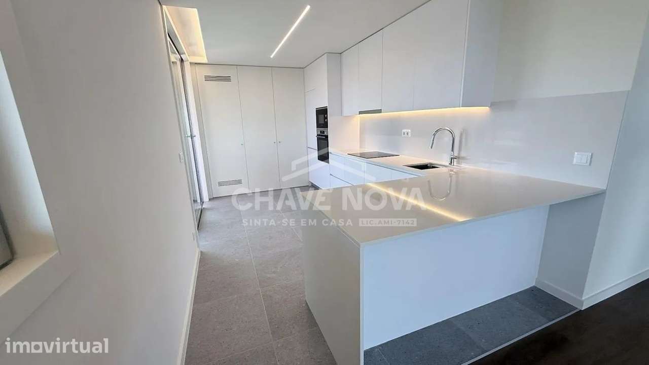 T4 com 241 m², Varandas Amplas e 3 Lugares de Garagem no Verde Vale - Grande imagem: 3/12