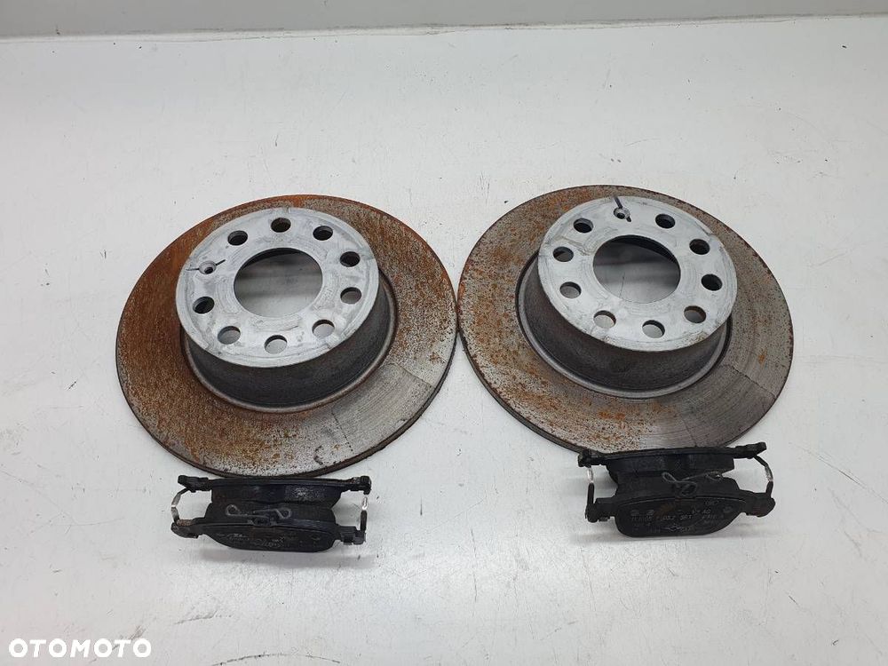 TARCZA TYŁ TARCZE KLOCKI KOMPLET ORYGINAŁ SKODA OCTAVIA IV 2.0 TDI 2024