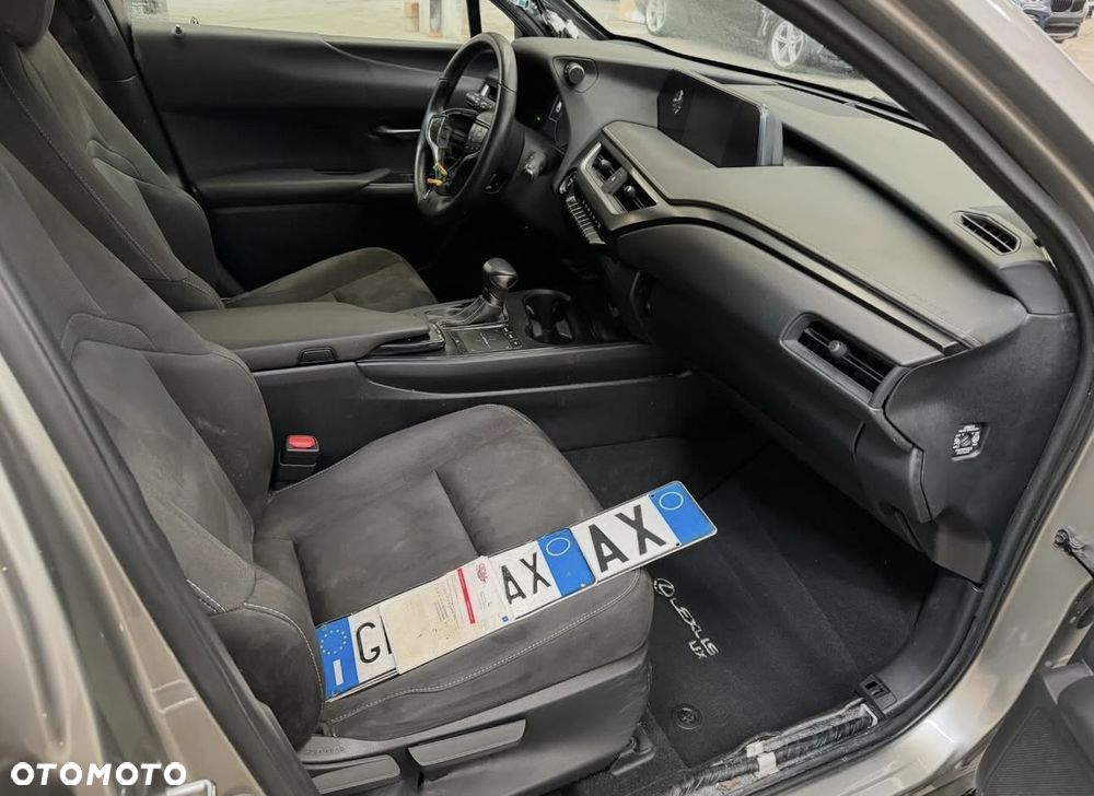 Lexus UX - 10