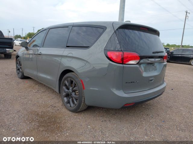 Chrysler Pacifica - 2