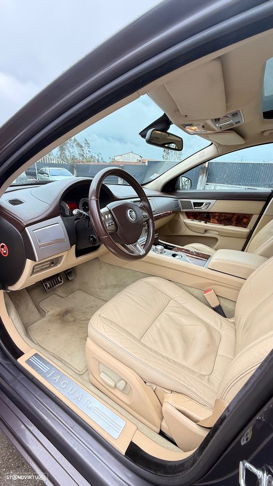Jaguar XF 2.7 D V6 Premium Luxury - 12