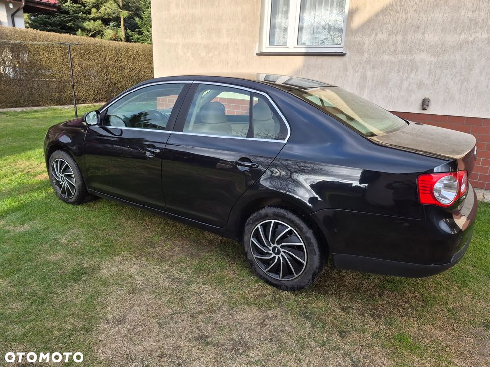 Volkswagen Jetta 2.0 TDI Comfortline DSG - 3