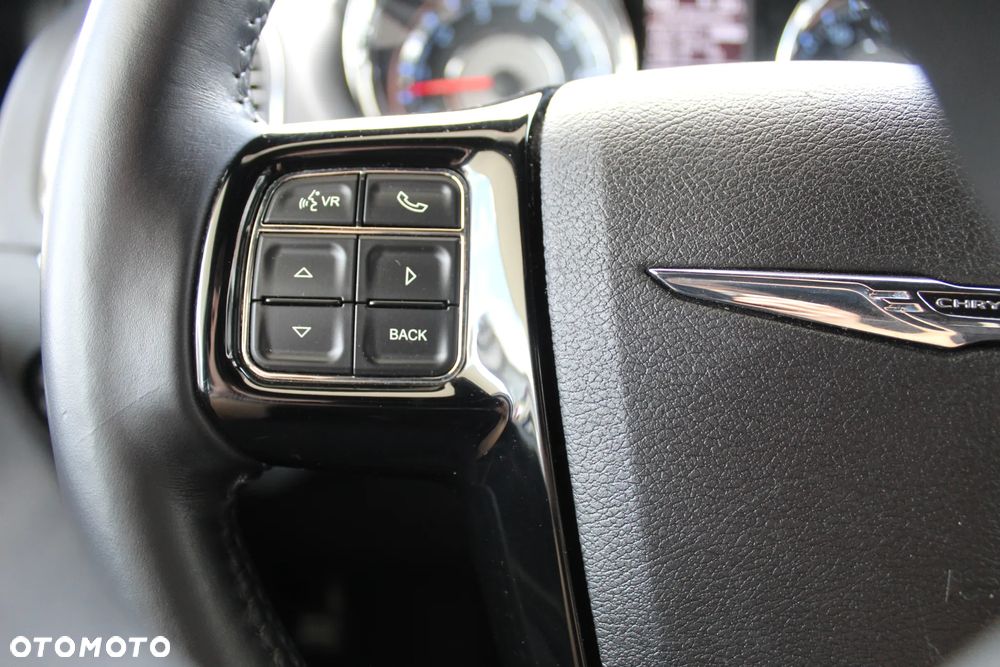 Chrysler Town & Country - 29
