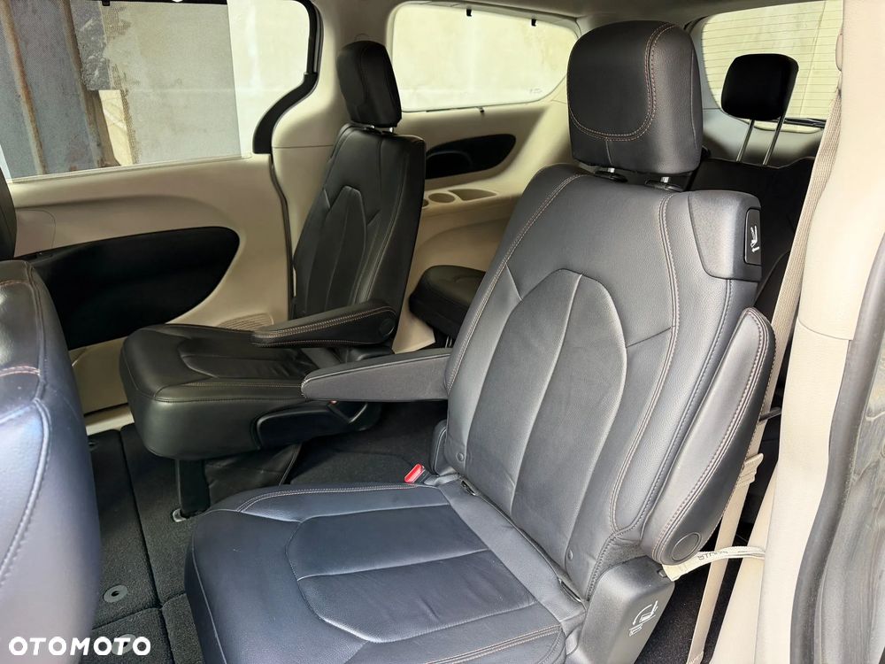 Chrysler Pacifica - 12