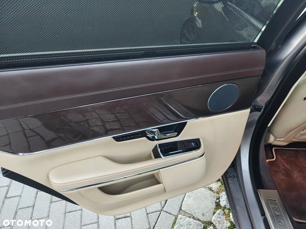 Jaguar XJ - 8