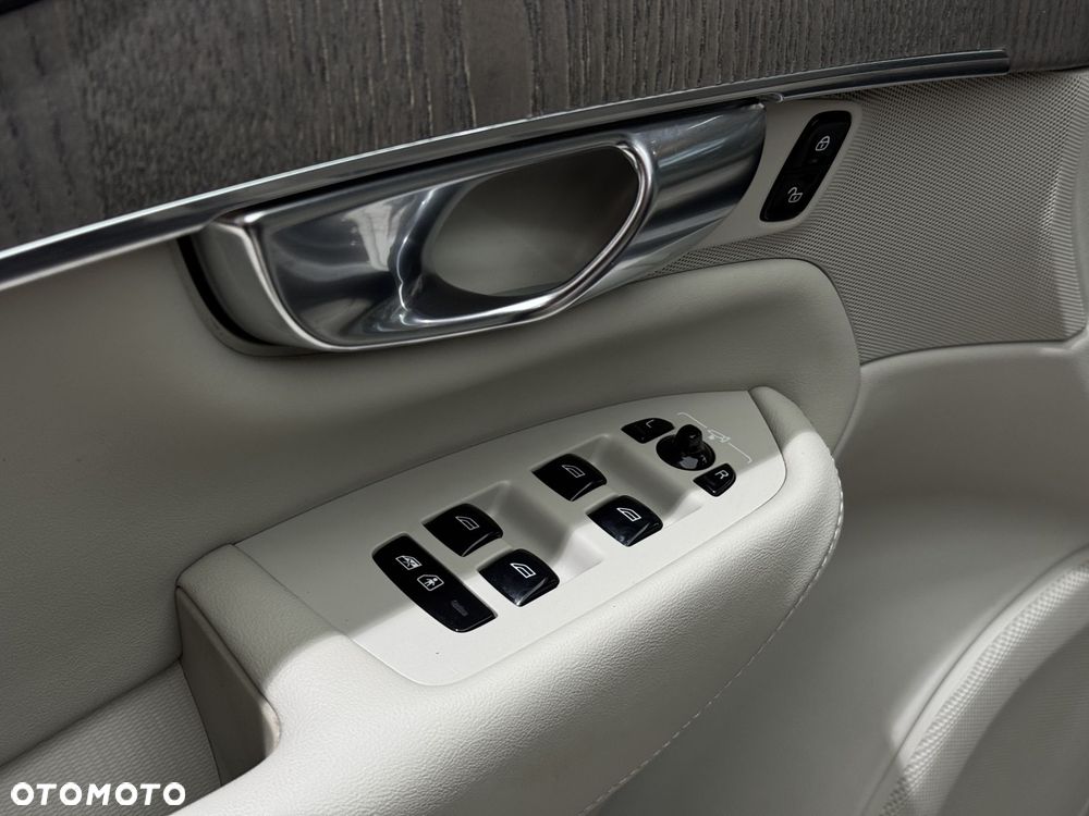 Volvo XC 90 - 22