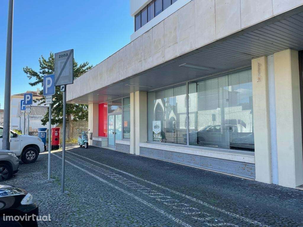 Edifício destinado a Comércio e Serviços em Ponta Delgada, São José - Grande imagem: 4/9
