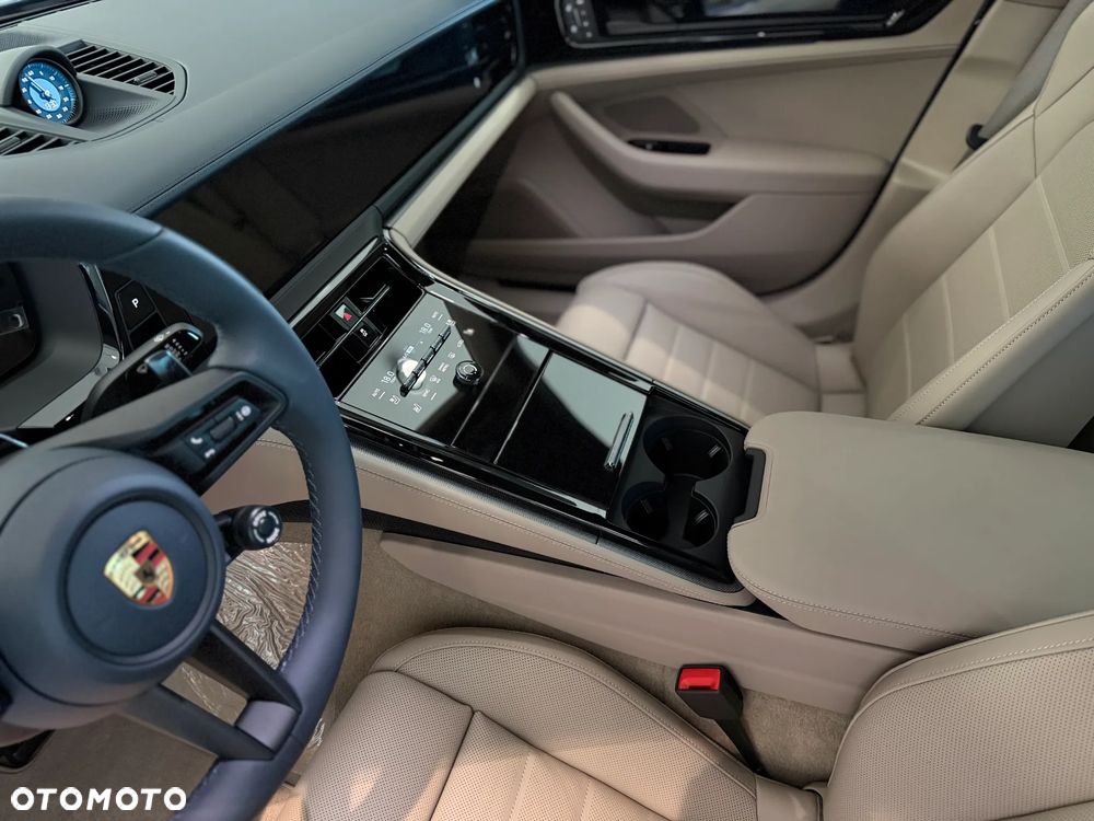 Porsche Panamera 4 E-Hybrid PHEV - 32