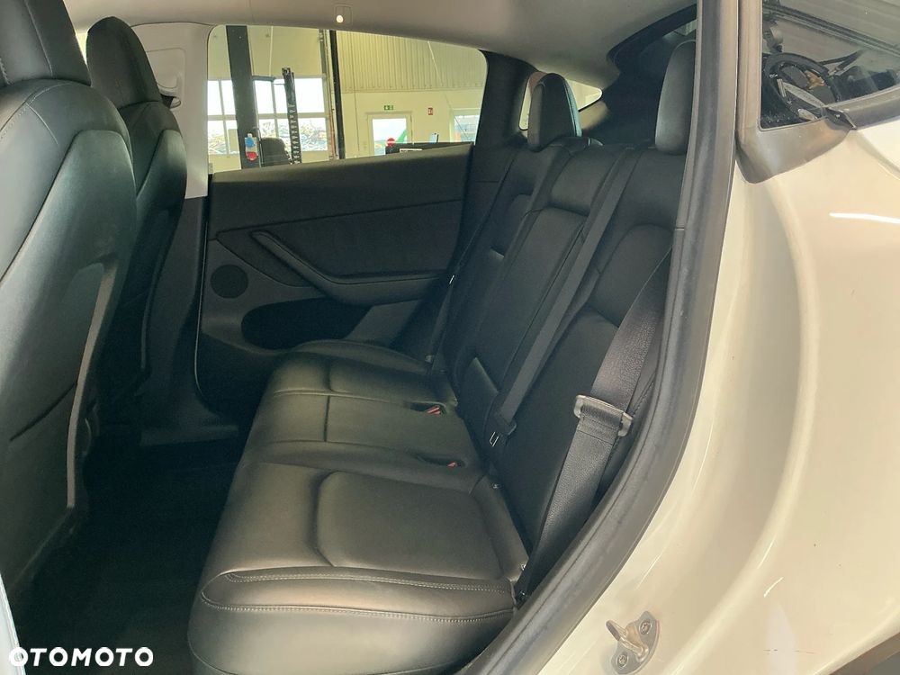 Tesla Model Y Long Range AWD - 8