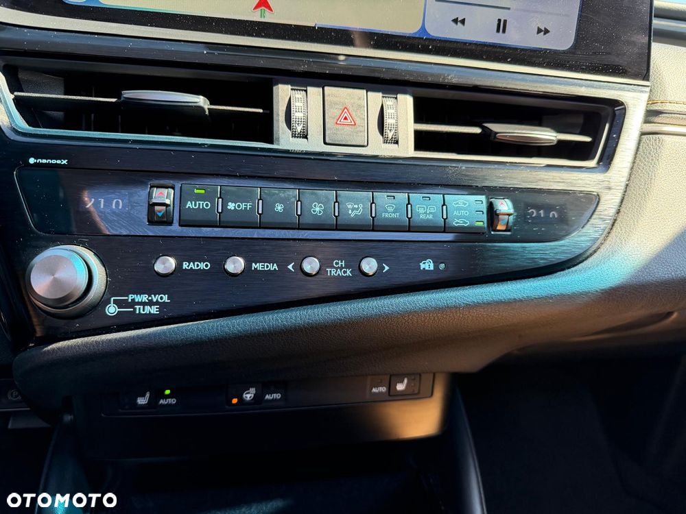 Lexus ES 300h Business Edition - 29