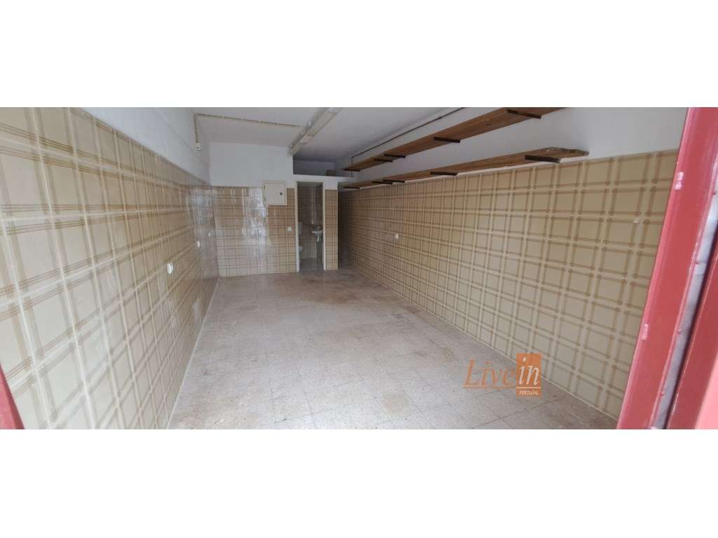 Garagem Box com Saída Direta para a Rua em Mem Martins - Grande imagem: 4/4