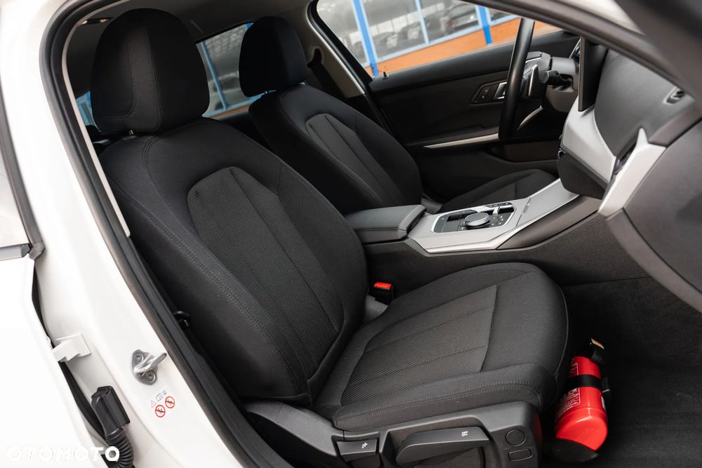 BMW Seria 3 318i - 26