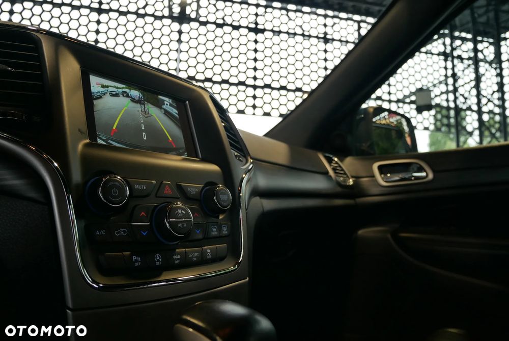Jeep Grand Cherokee - 24