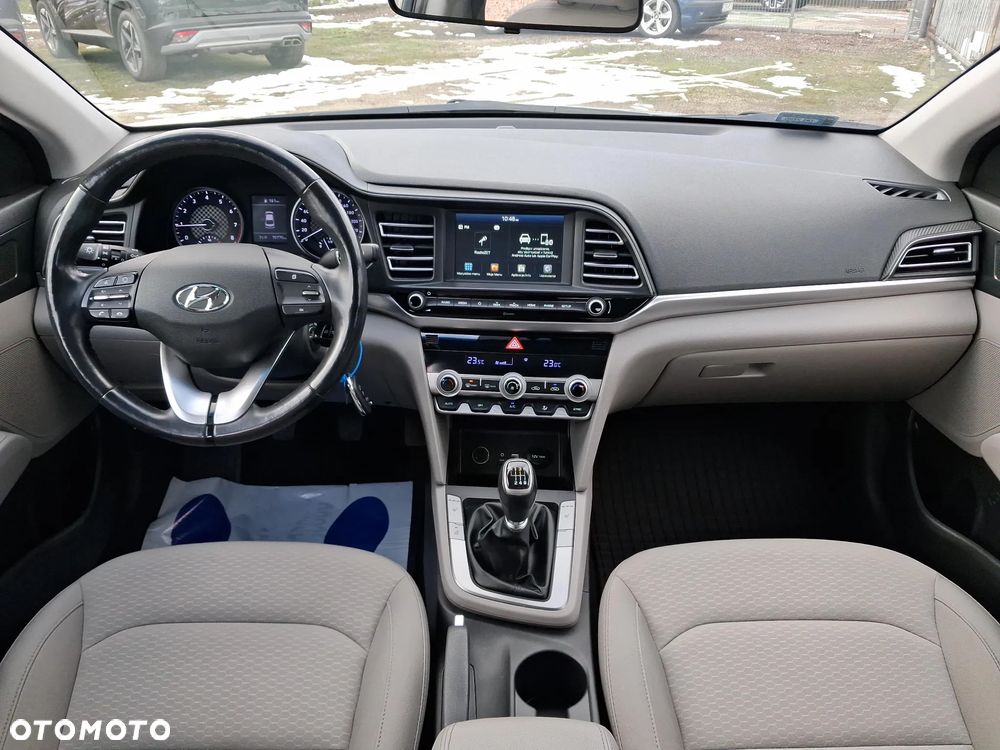 Hyundai Elantra 1.6 Comfort - 13