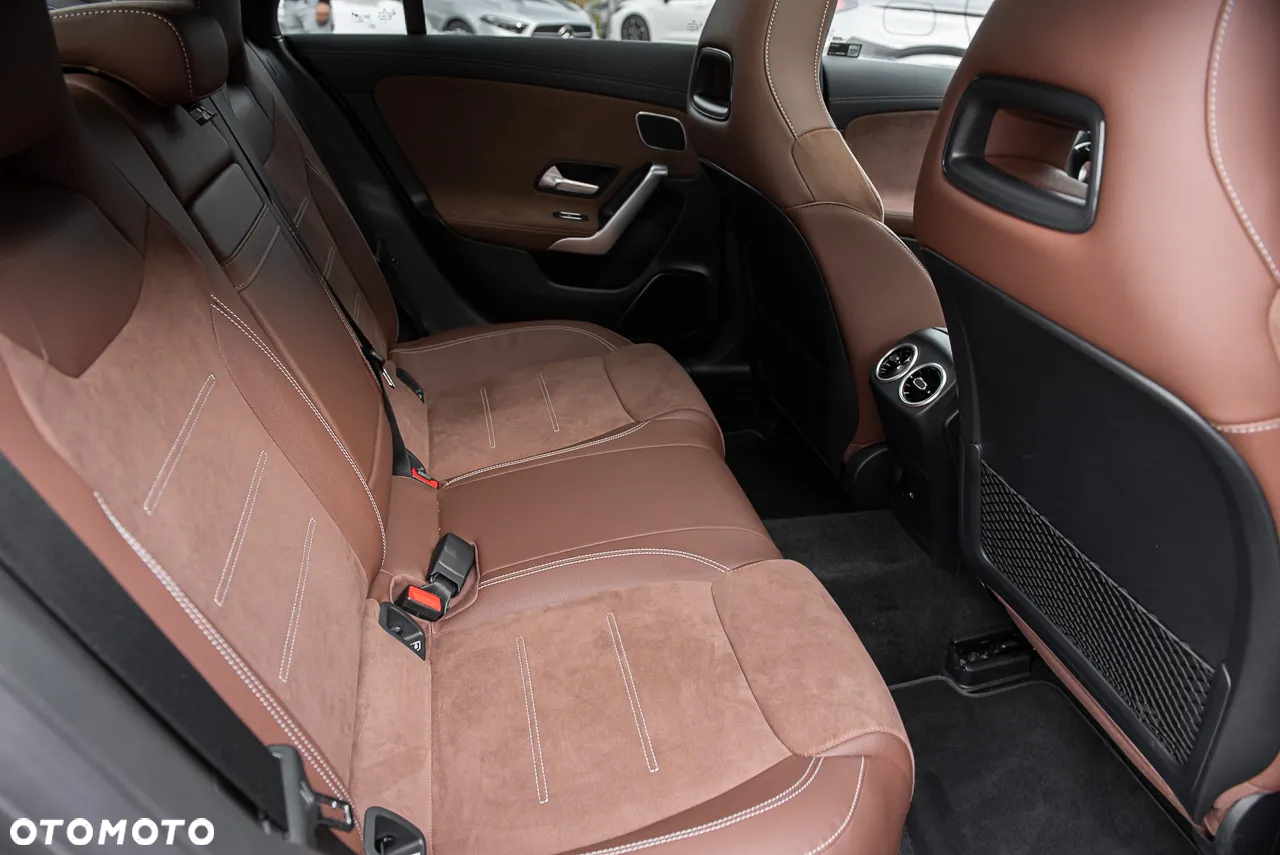 Mercedes-Benz CLA 220 4-Matic AMG Line 7G-DCT - 35