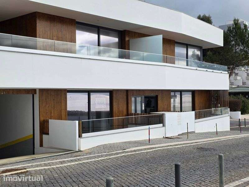 Apartamento T2 em Sesimbra vista de mar primeira linha .