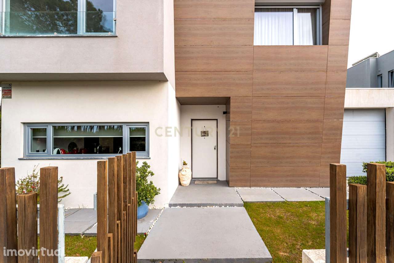 Moradia contemporânea na Aroeira | Luz natural, conforto e eficiência - Grande imagem: 3/54