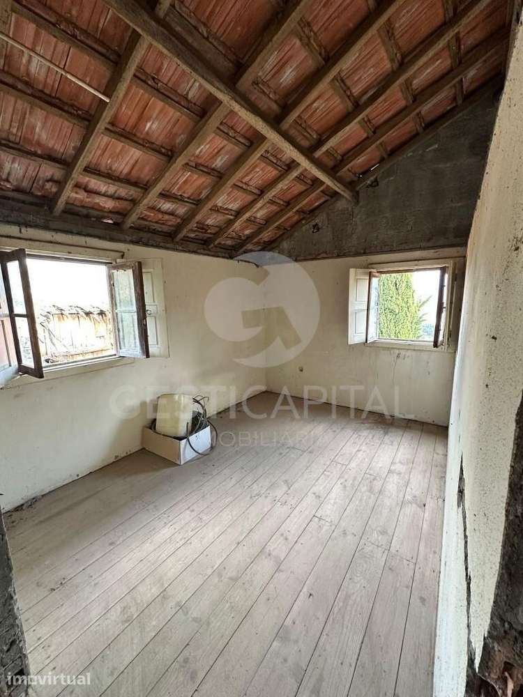 Moradia de 2 pisos p/ restauro, com projeto aprovado, em Paredes de Vi - Grande imagem: 2/13