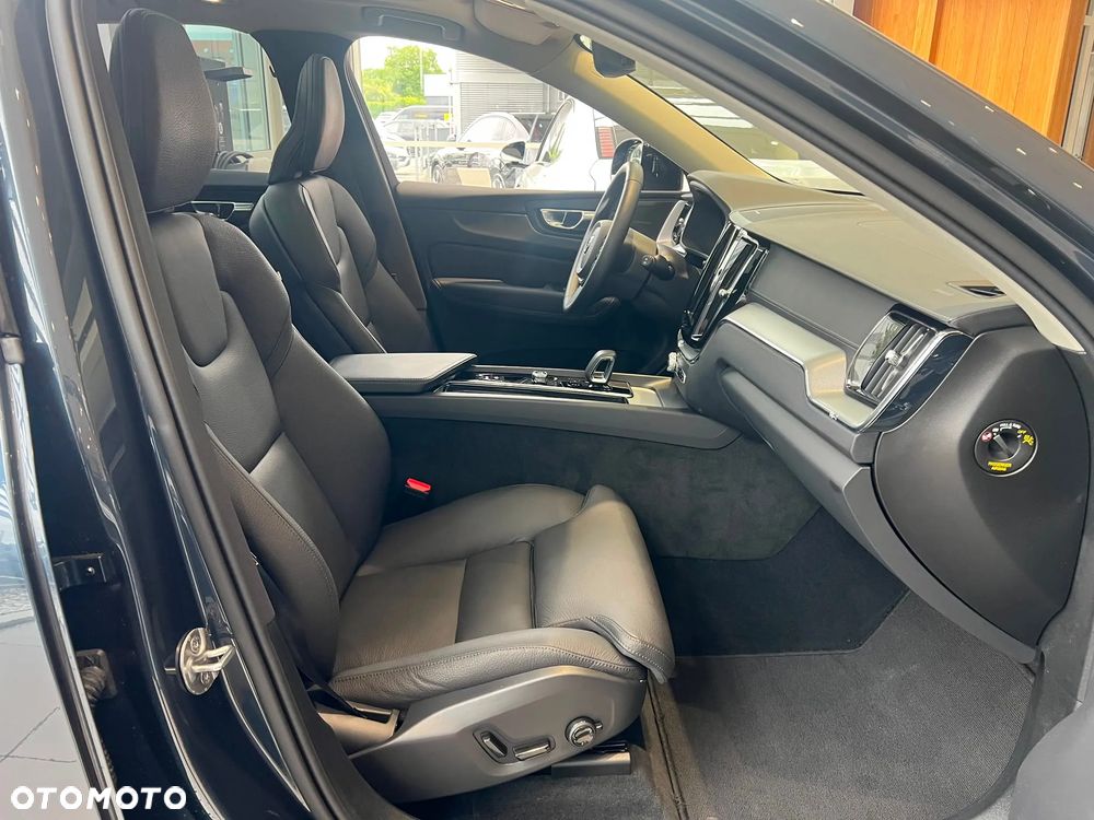 Volvo XC 60 B5 B AWD Ultimate Dark - 17
