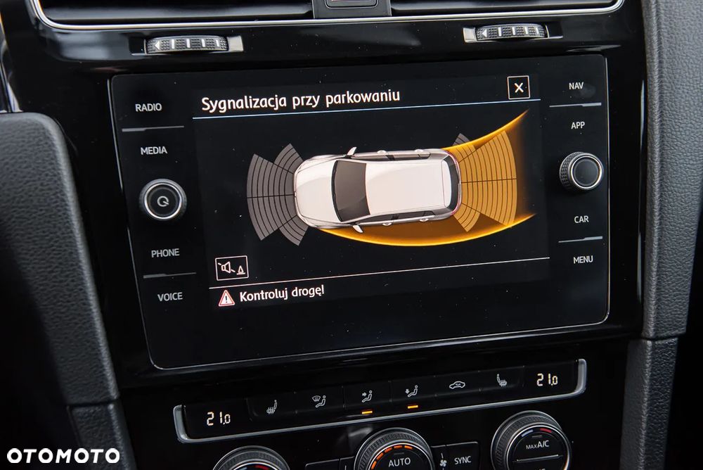 Volkswagen Golf - 22