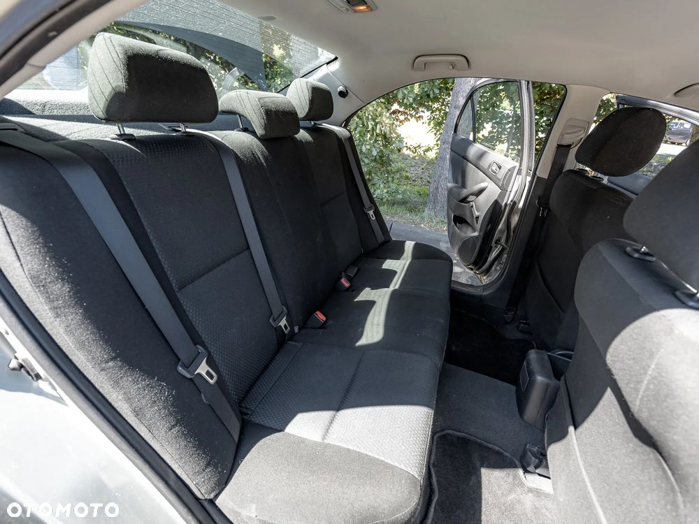 Toyota Avensis 1.8 VVT-i Luna - 27