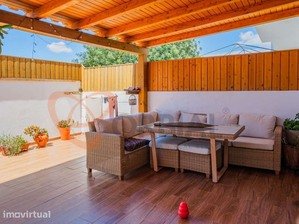 Moradia T3 em banda com piscina, garagem para 3 viaturas e terraço ... - Grande imagem: 2/48