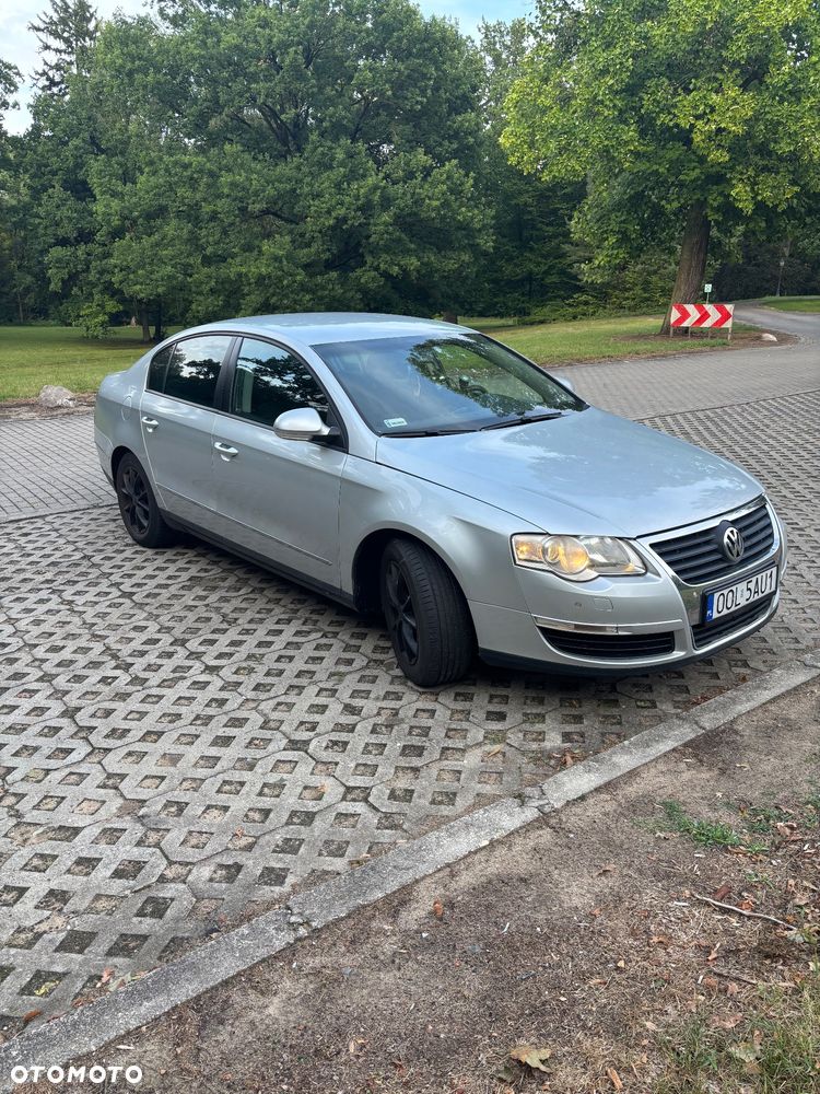 Volkswagen Passat - 1