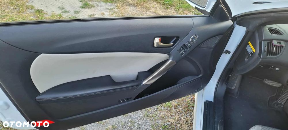 Hyundai Genesis Coupe 2.0 TCI Executive - 10