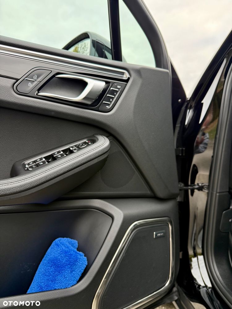 Porsche Macan - 24