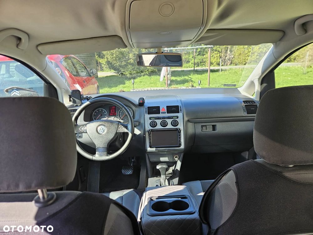 Volkswagen Touran - 12
