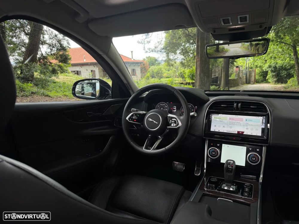 Jaguar XE 2.0 D R-Dynamic S - 17