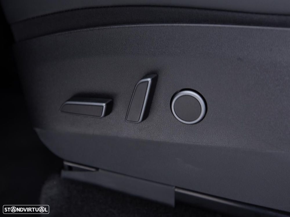 Tesla Model Y Long Range Dual Motor AWD - 18