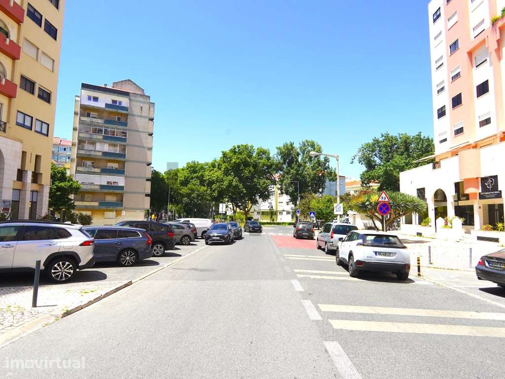Apartamento T2 com Garagem e Arrecadação para Venda em Benfica, Lisboa - Grande imagem: 4/27