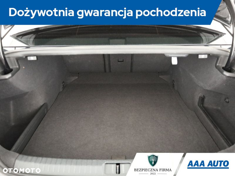 Volkswagen Passat - 11