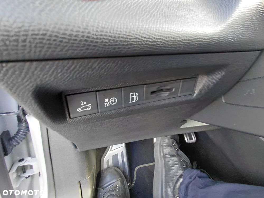 Peugeot 408 1.6 Plug-In Hybrid 180 GT EAT8 - 19