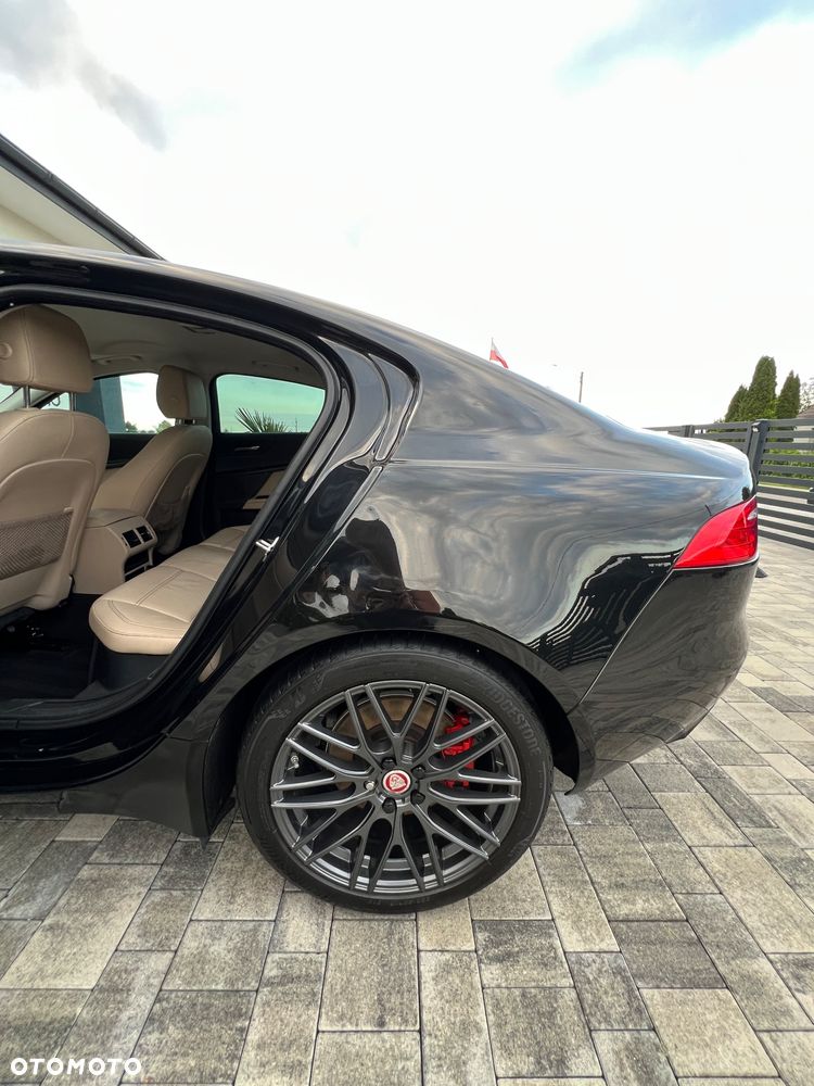 Jaguar XE 2.0 D Prestige - 30