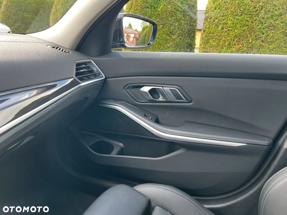 BMW Seria 3 320d xDrive Luxury Line sport - 28