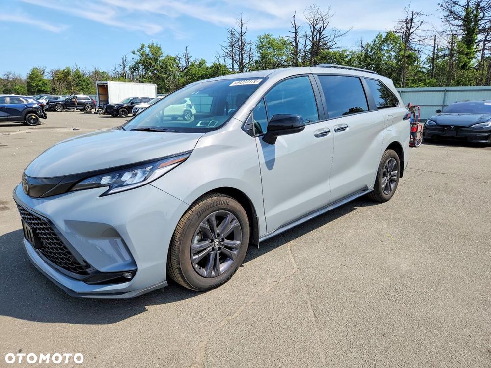 Toyota Sienna - 1