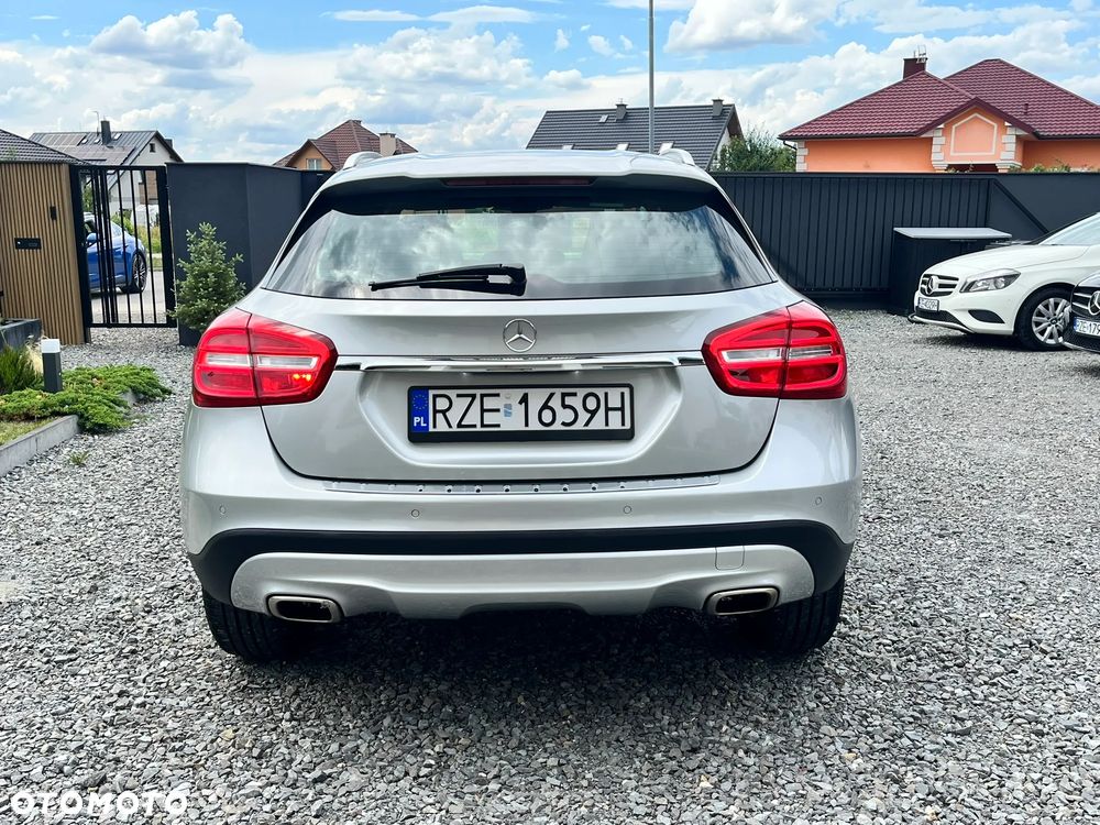 Mercedes-Benz GLA 180 - 9