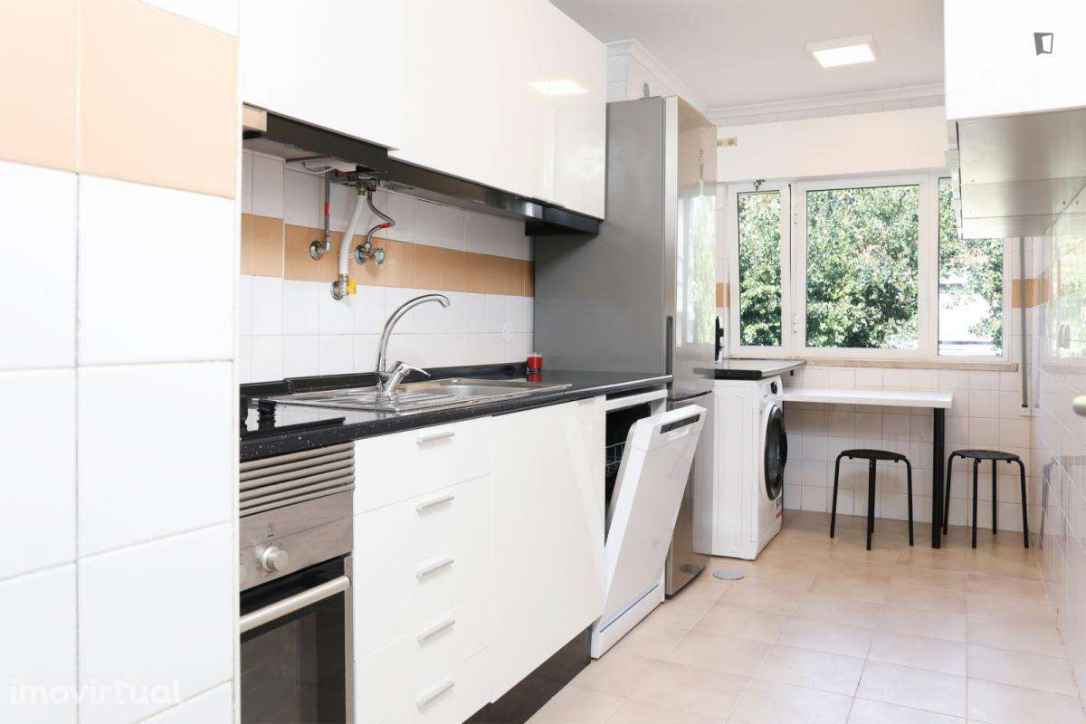 Quarto - localizado em Benfica Lisbon - Grande imagem: 5/16