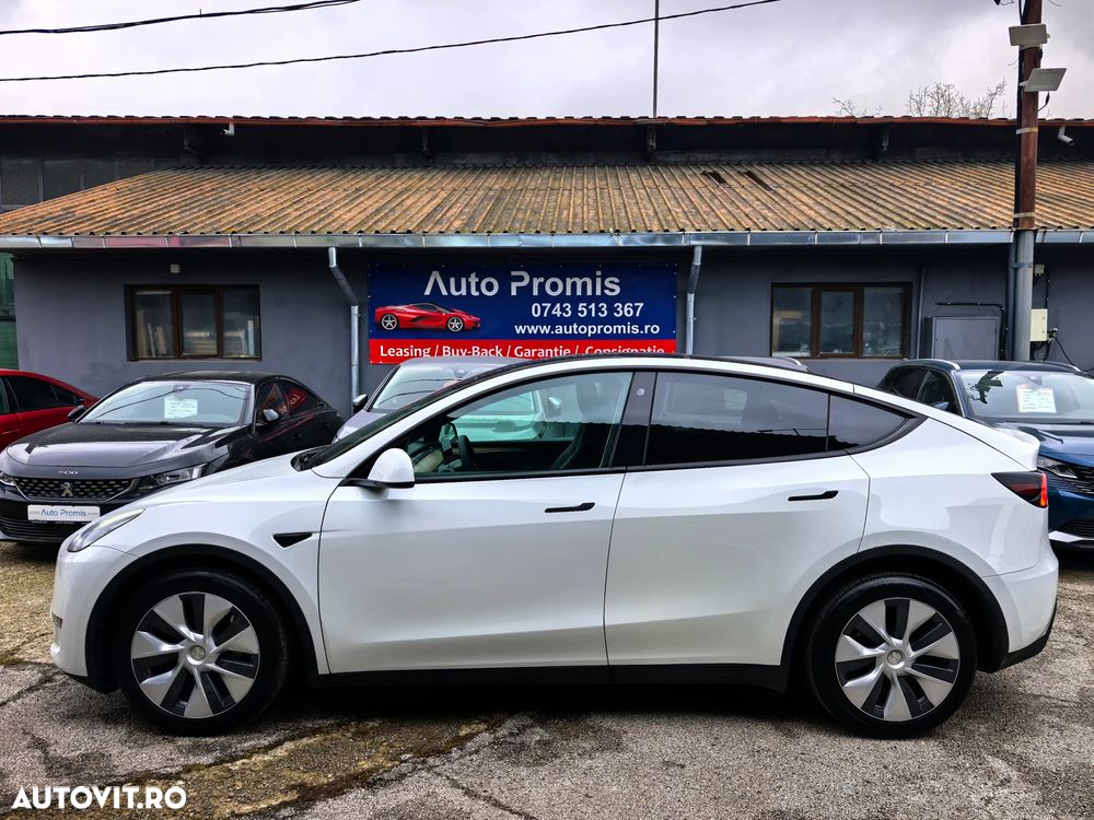 Tesla Model Y - 12
