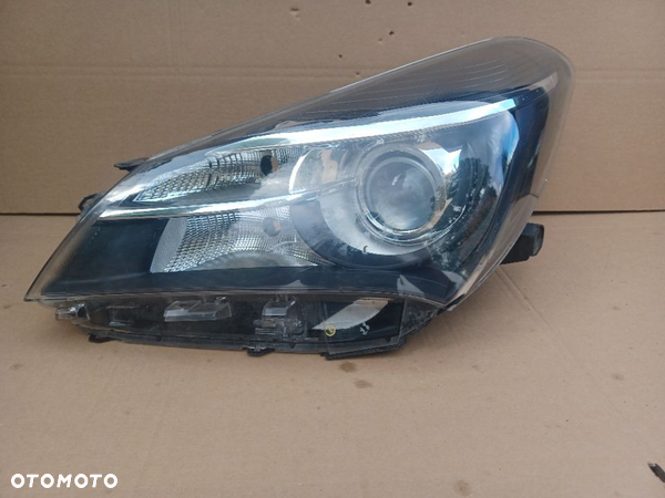 Lampa przednia lewa Toyota Yaris III 3 lift oryg