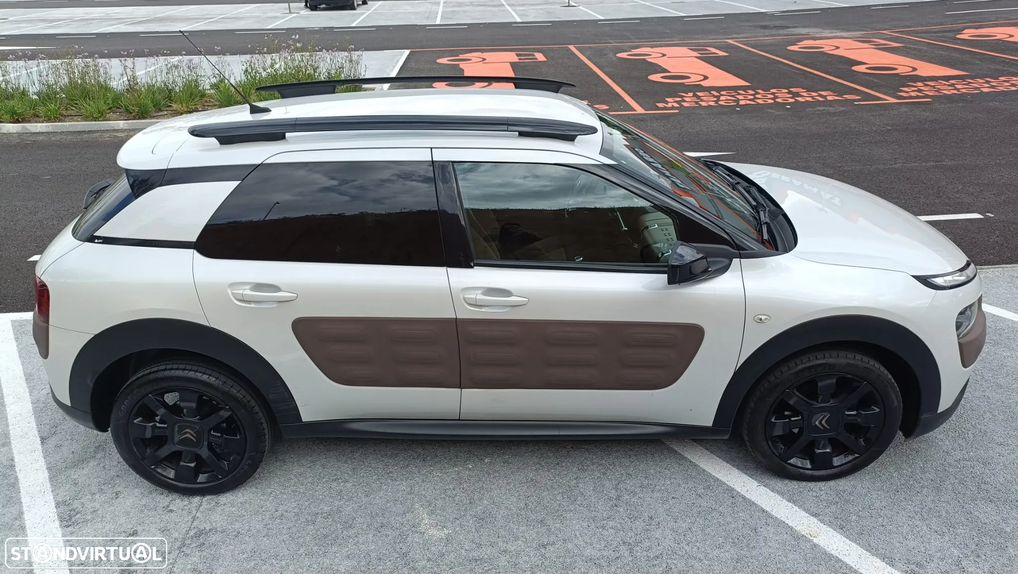 Citroën C4 Cactus 1.6 BlueHDi Shine Ed.Moonlight - 2