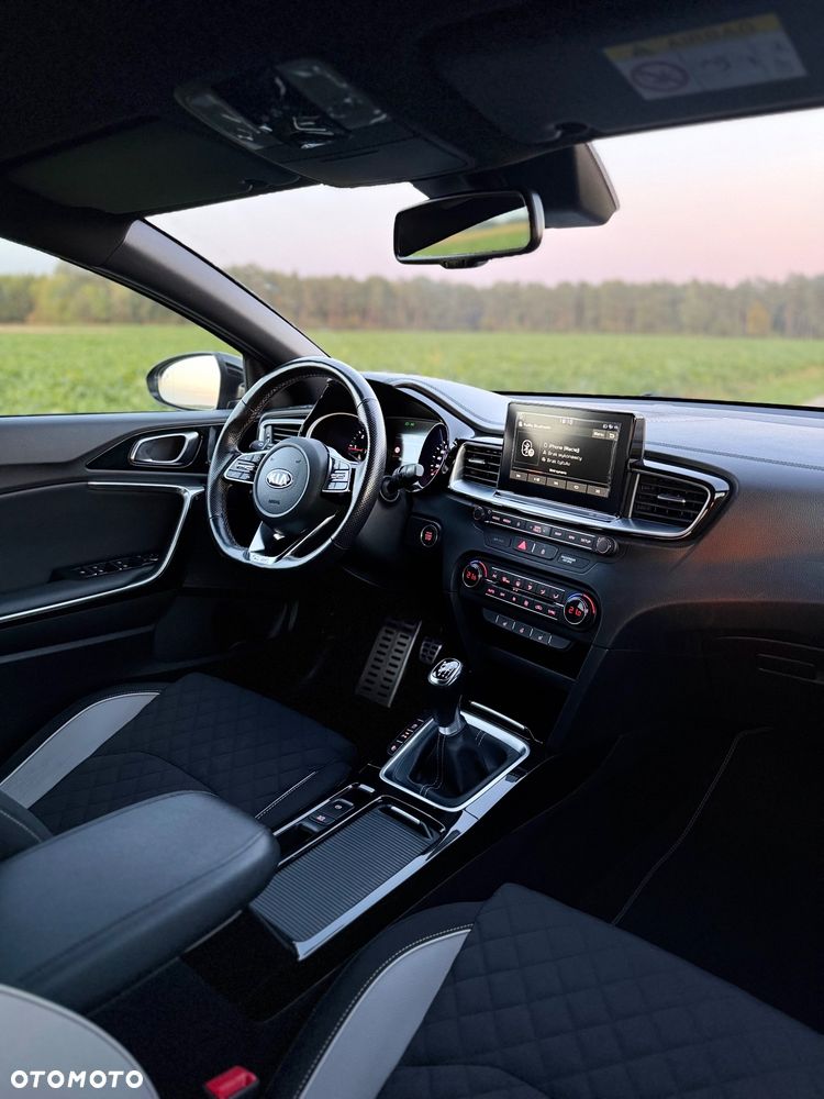 Kia Ceed - 33