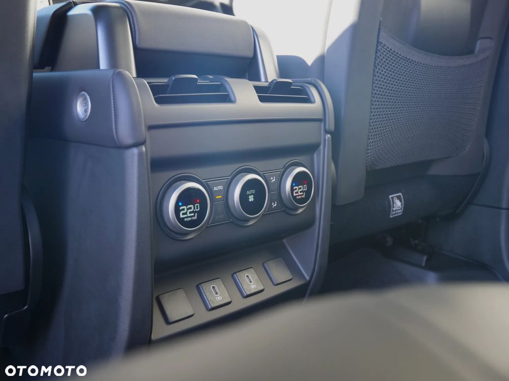 Land Rover Defender - 33