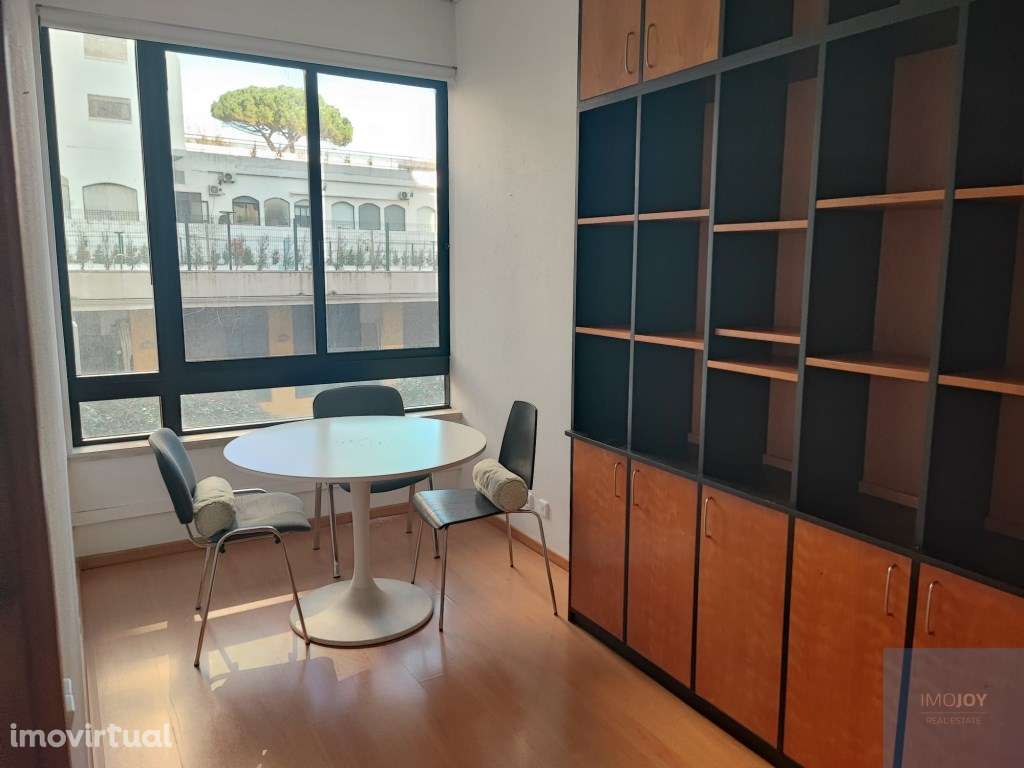 Escritório Situado na Avenida 25 de Abril em Cascais - Grande imagem: 2/24