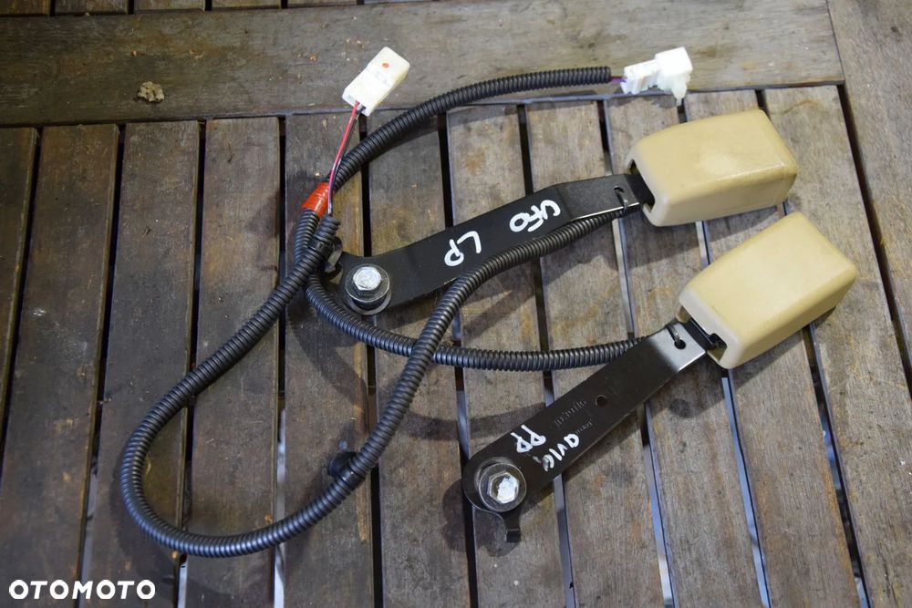 Honda Civic VIII UFO 06-11 Zapinka wpinka pasa bezpieczeństwa przednia z czunikiem prawa / lewa / TYLNA / JASNA KREMOWA BEŻOWA - 1