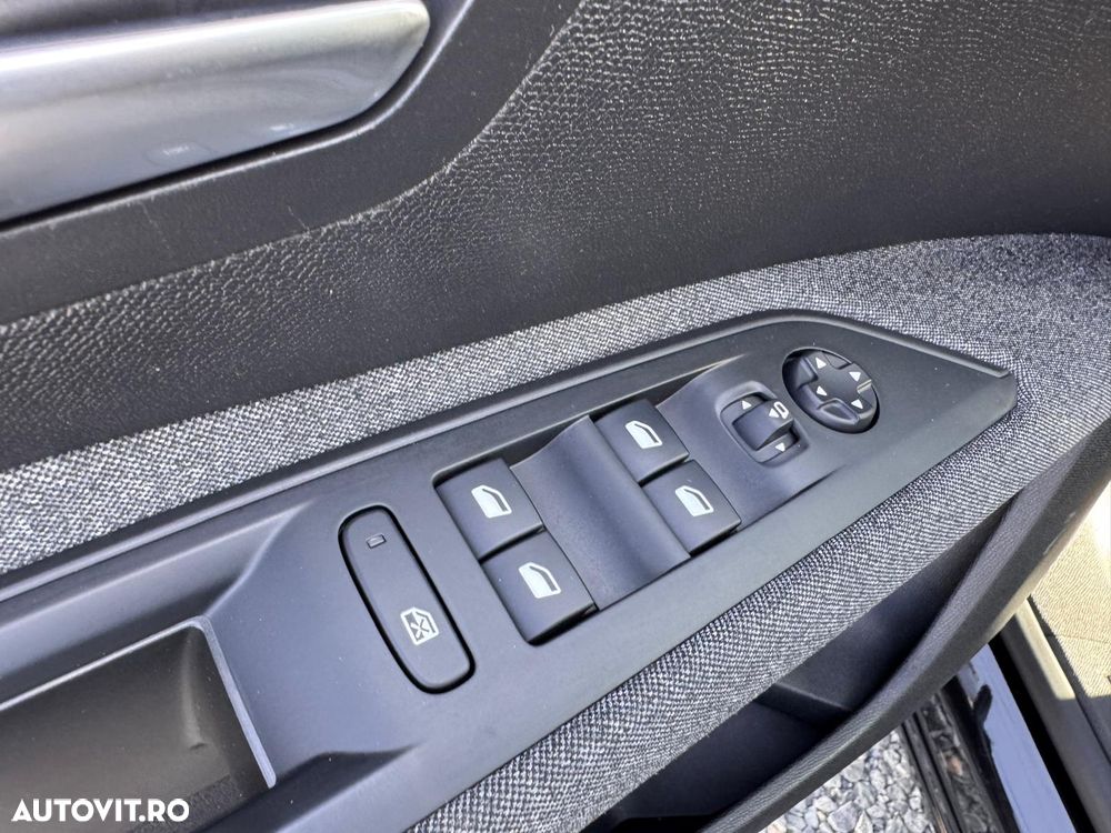 Peugeot 5008 1.2 Puretech Allure Aut. - 17