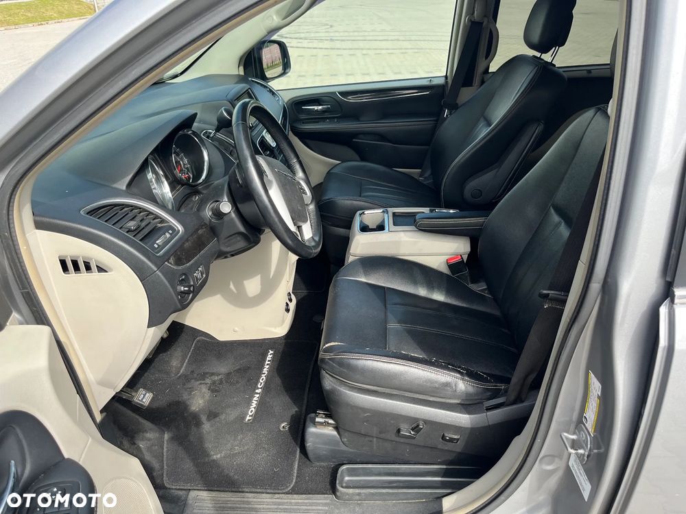 Chrysler Town & Country - 10
